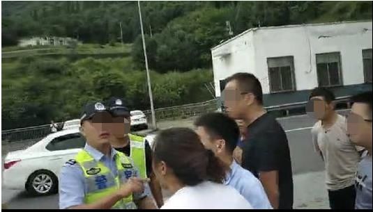  交警|女司机高速超载被罚，当场拷问交警：生俩孩子有错吗？孩子给你吧