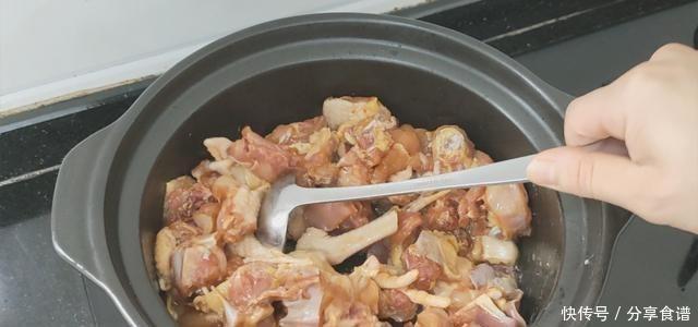 不炸|看看客家人怎么吃,不煎不炸,出锅3斤鸡肉加1斤花甲带汁吃光光