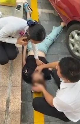  女子|危急！轿车失控，顺德一女子被夹晕