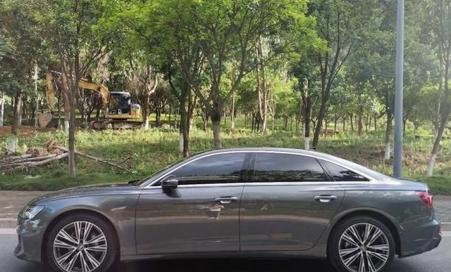  国产车|小区奥迪A6L与红旗H9停一起，后退5米一看，气质差距判若云泥