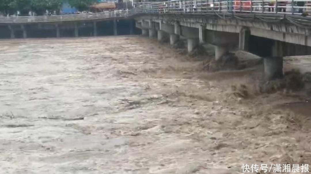 四川达州突发暴雨，多辆汽车被淹 ，当地居民：有人来提醒不要到河边去