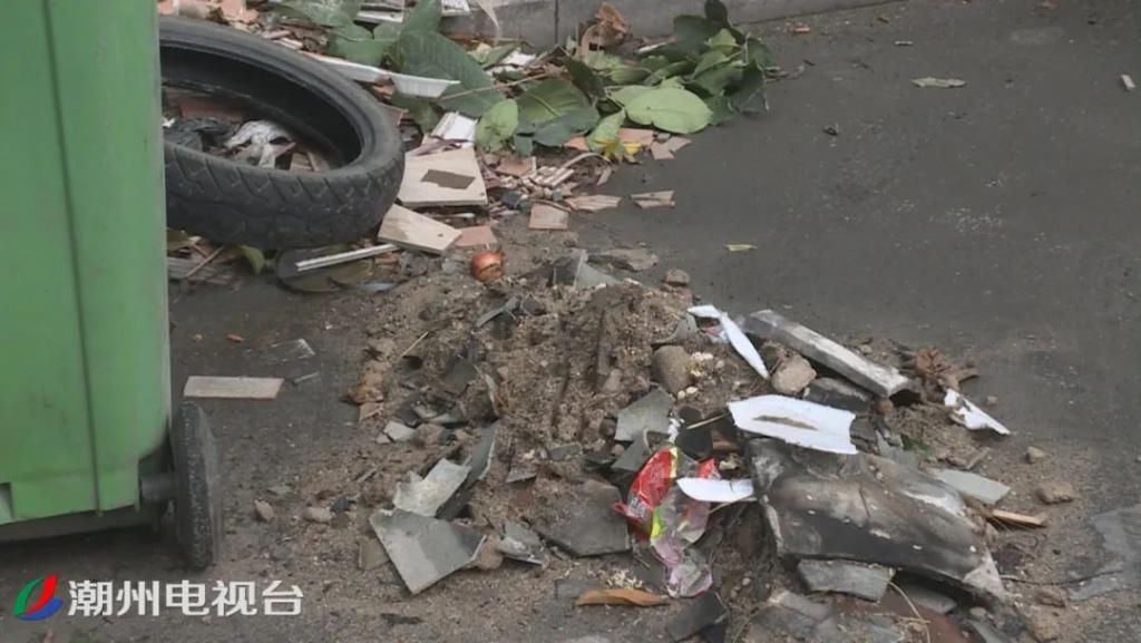 路段|潮州福安路段道路中间停放着近10辆私家车，把路面当成了自己的停车场