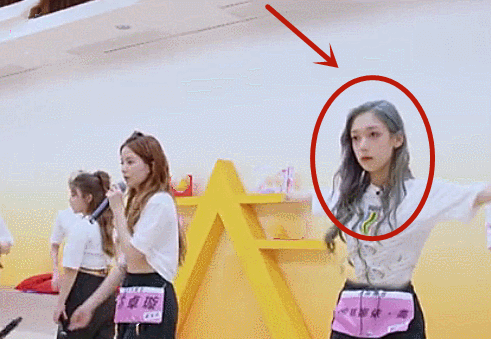  希林|彩排《火羽Phoenix》时，陈卓璇独占话筒，谁注意到希林的反应