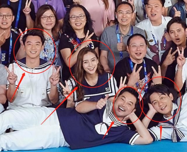  成团|《跑男8》晒杀青大合照，baby站C位成团宠，蔡徐坤却成边缘人物