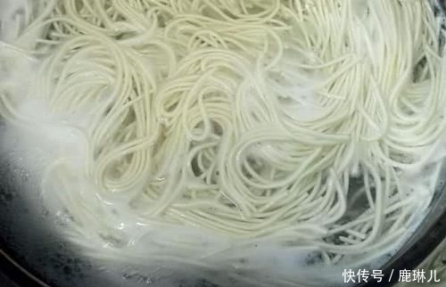  面条|煮面条时，开水下锅是大忌，大厨教你“秘诀”，面条劲道不结坨！