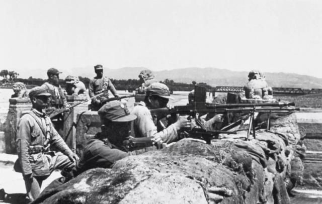  战壕|弹药箱一字排开码在战壕？电影看多了，那样等于送死