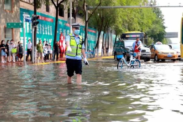 感动！冰城交警，暴雨中的逆行者|风里雨里路上有你| 积水