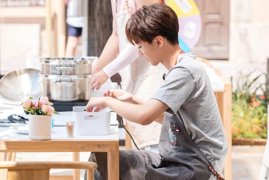  知情人|王俊凯录中餐厅4片酬被扒，看到数额，知情人爆料是他自己要求的