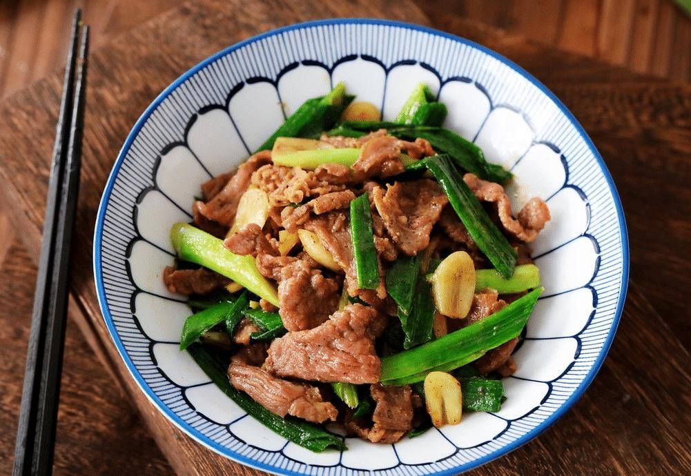  牛肉|炒牛肉时，牛肉一炒就老? 老厨师教你一招，牛肉鲜嫩不柴