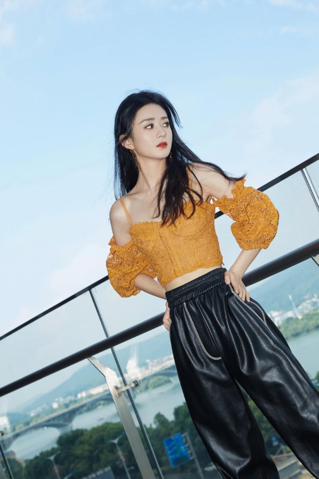  颜值|赵丽颖参加《中餐厅》发布会，生图太抗打，颜值衣品纷纷上线