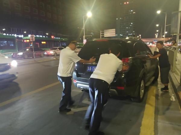  趴窝|越野车撞上护栏趴窝 热心人帮忙推到路边