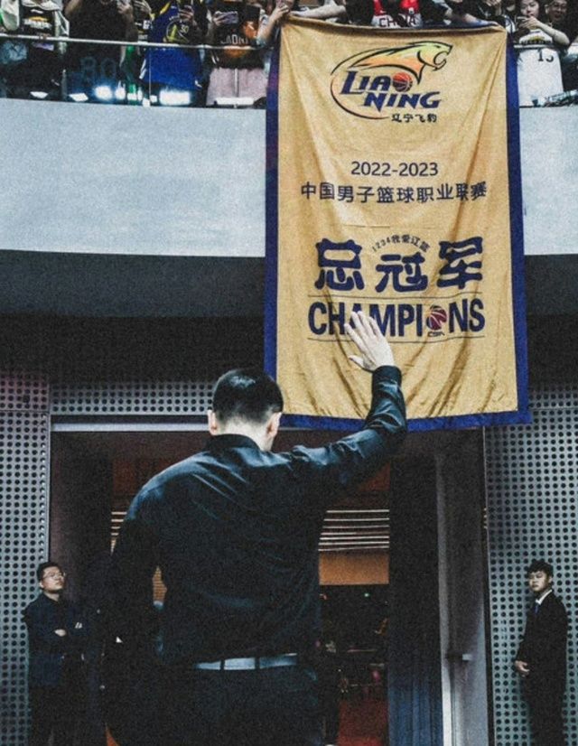 杨鸣晒视频卸任辽宁男篮主教练，俱乐部：球员时代“一人一城”15载，成为教练三年三冠，这是他永远的家