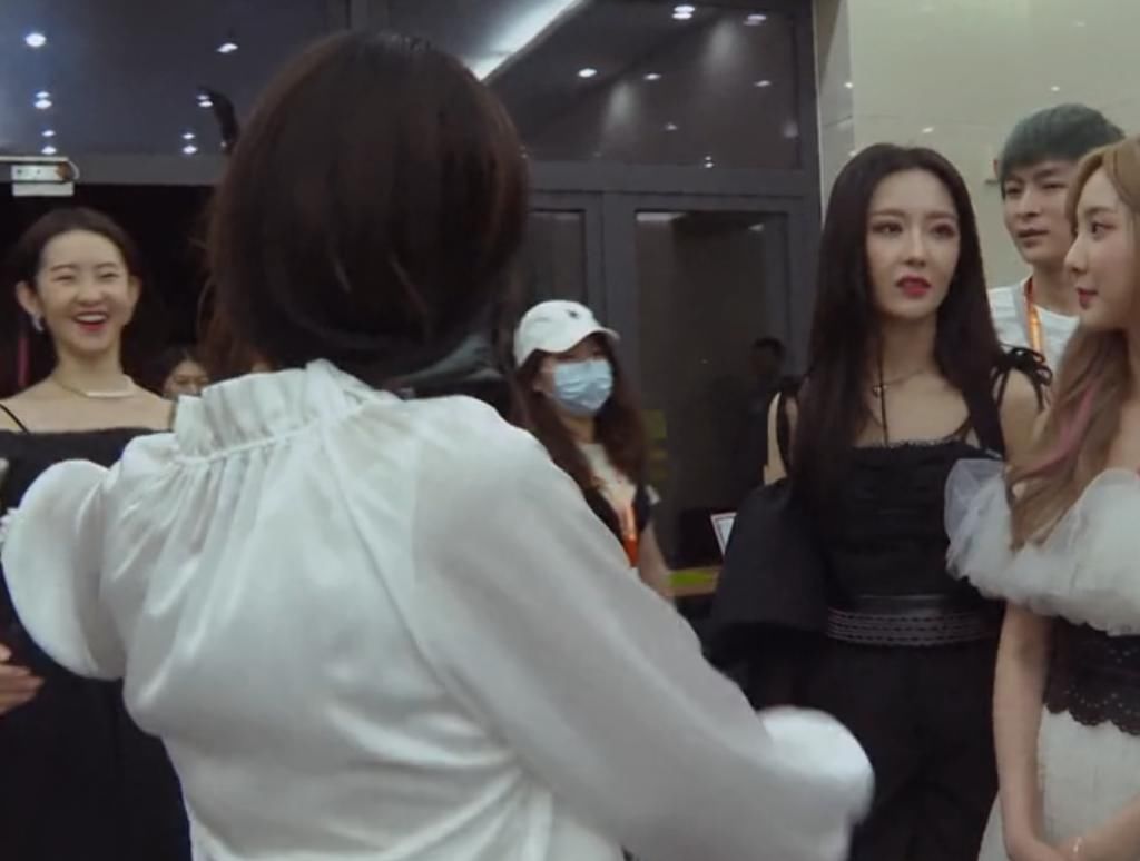 真实|孟美岐和陈卓璇真实关系如何?搂张艺凡、刘些宁后扭头瞬间被发现了