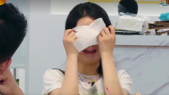 收益|赵丽颖做店长,因收益太少哭泣,谁注意旁人反应?人缘好坏很明显