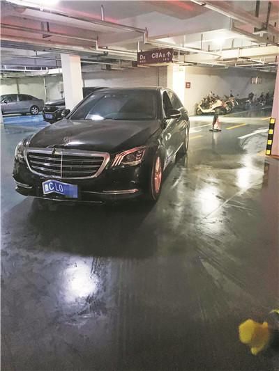  湿滑|地下车库拐弯 轿车失控撞柱 车主妻子怀疑与地面湿滑有关系