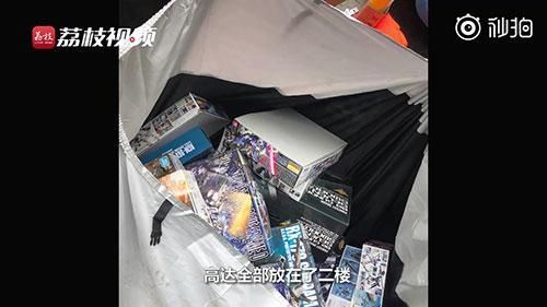 救出|神仙爱情!女孩洪水中救出男友心爱的高达