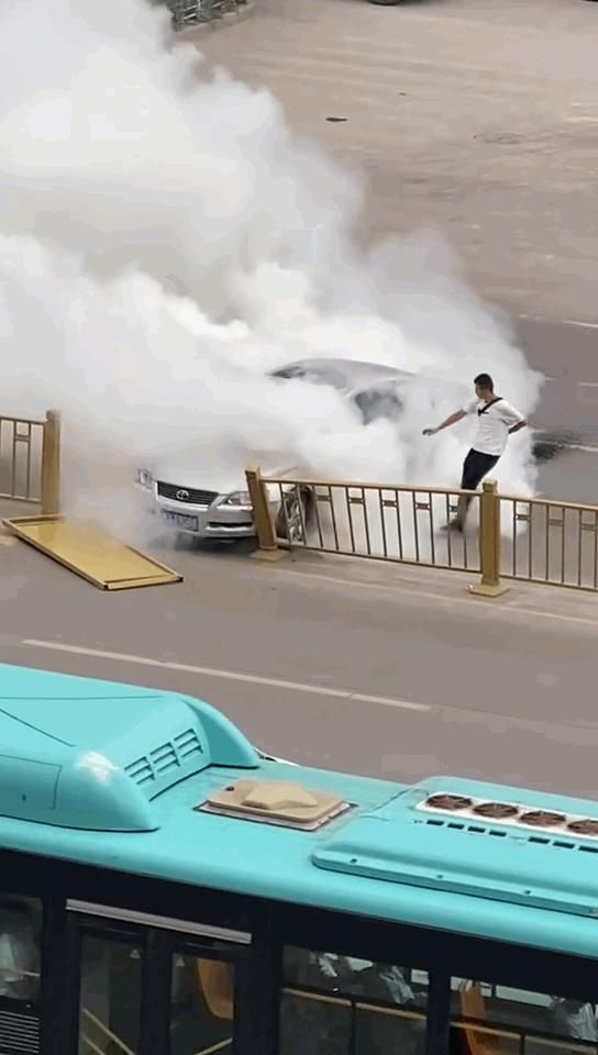  真帅|灯火 | 三位好汉，你们救人的样子真帅！