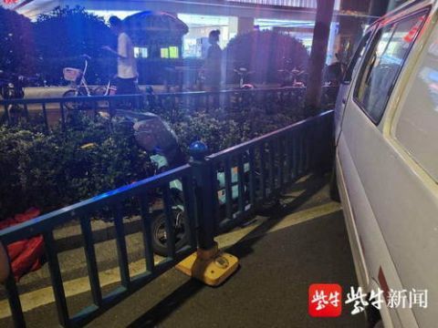  驾驶室|小货车“行驶”200米闯红灯撞倒两电动车，货车驾驶室内竟空无一人