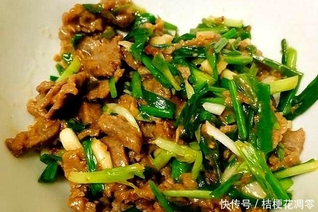 光盘|家常大葱炒牛肉这么做才有营养,鲜嫩香可口,上桌就光盘