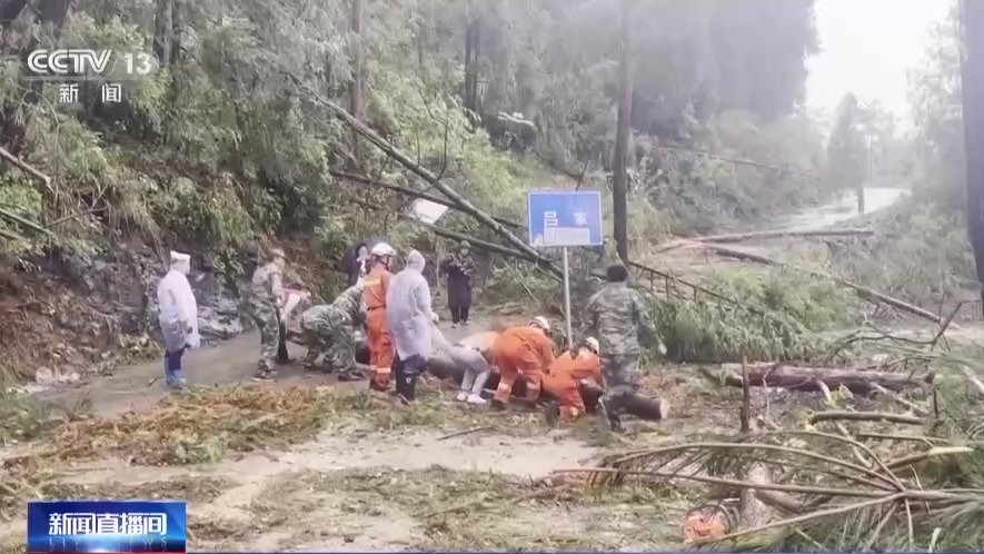 贵州铜仁：多地遭遇强风暴雨 消防紧急处置