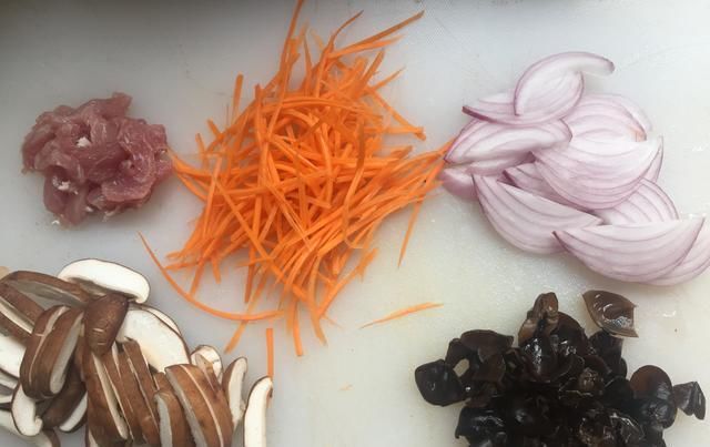  韩式|粉条除了炖猪肉还能做出啥花样？好吃又简单的韩式炒杂菜