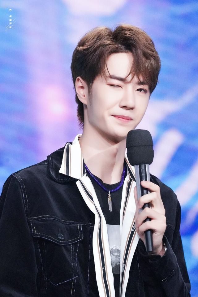 粉丝|快本花絮,王一博吐槽肖战一点不帅年龄有点大!被肖战笑着追打