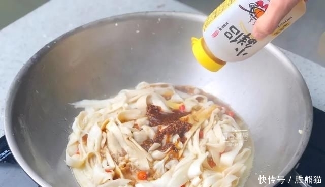 口感|不醒面不擀面,一把剪刀就能做面条,口感劲道爽滑,全家都爱吃