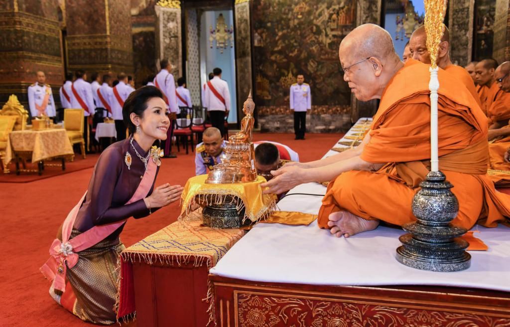 泰国|泰国国王有福气，王后和贵妃不再争风吃醋，齐心协力辅助他