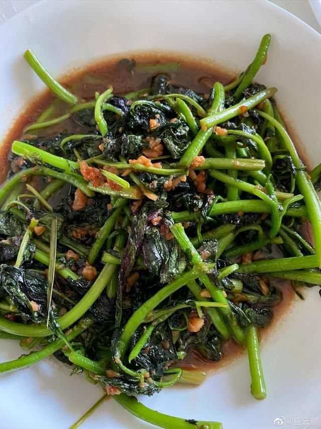  岳云鹏|岳云鹏晒午餐，一桌子下酒菜和饺子，获7万多赞，网友：真接地气