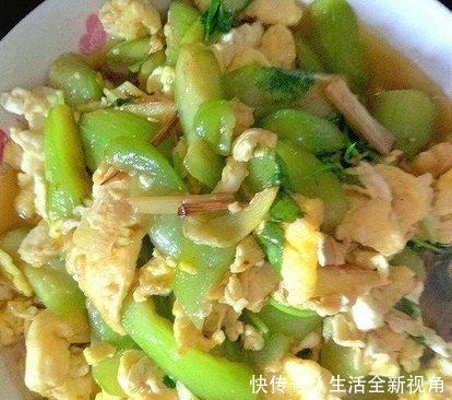 丝瓜|做丝瓜炒鸡蛋时,先炒丝瓜还是先蛋,很多人做错,难怪丝瓜不滑嫩