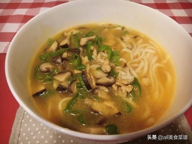  手菜|夏日快手菜，香菇鸡肉面，简单美味营养，快速搞定，适合夏天
