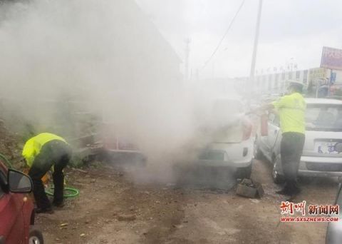 自燃|电动汽车街头自燃 怀仁交警秒变“消防员”