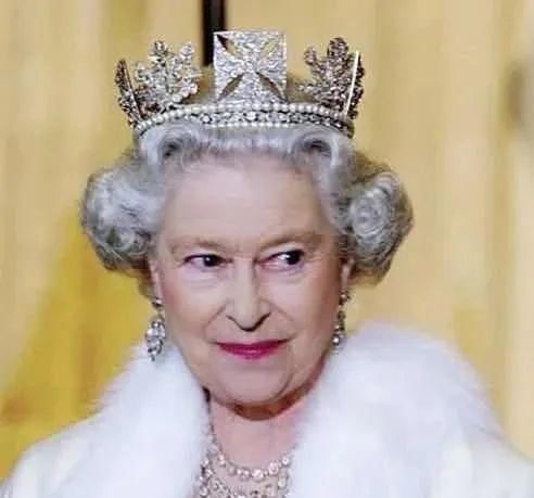 马丁|杨幂为了时尚,大热天穿马丁靴不算啥,看到鞋带:让人想不通