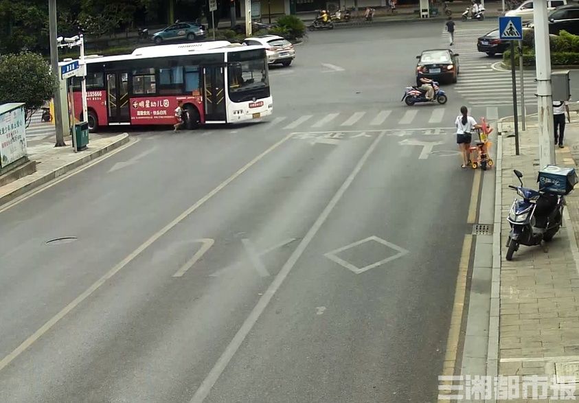  卷入|10岁孩子被卷入公交车底 数十名热心市民抬车救人