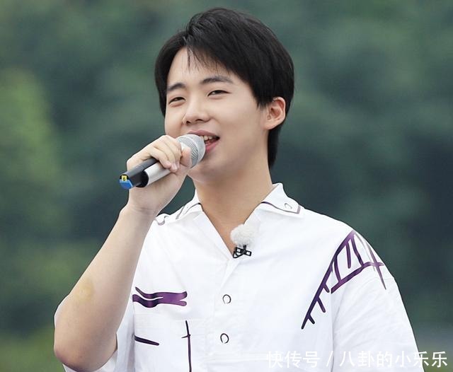 麒麟|郭麒麟录制《跑男8》,见他与女嘉宾走路时举动,教养装不出来的