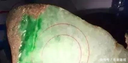  翡翠|缅商要价300万的翡翠原石，一刀切开高兴地跳起来！