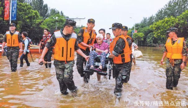 武警河北总队官兵转移受困群众