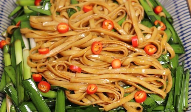 正确|洗韭菜时,切记不要只用清水洗,只会越洗越脏,这才是正确的洗法