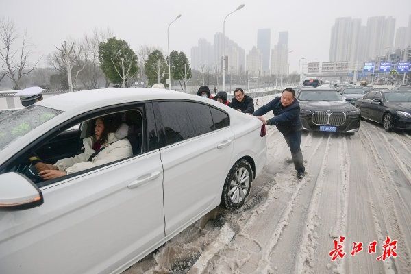 冰雪路车滑难行，他们变身“推车侠”