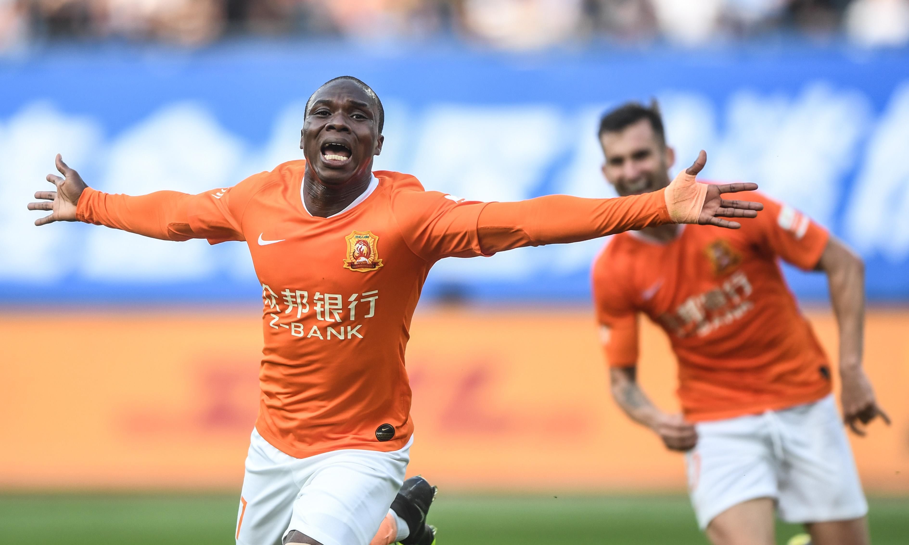  引进|埃弗拉将成转会市场香饽饽，上港高呼：终于可以上归化球员打恒大