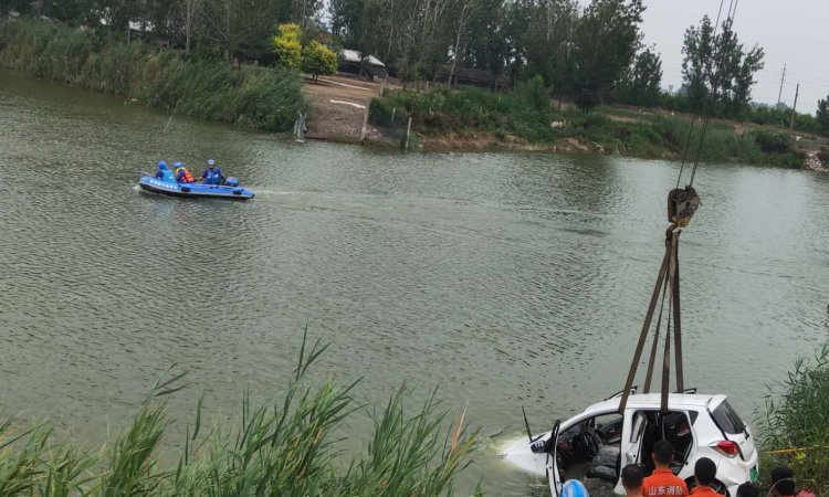  车上|痛心！一轿车桓台落水 车上两口子身亡