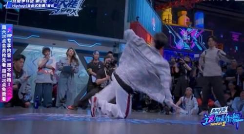  张萌更|王一博跳舞看哭张萌？现场表演炸裂全场，不愧是专业人员