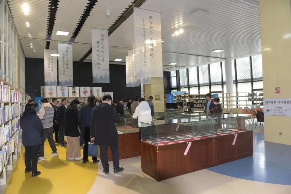 展出特色文献280余册，潍坊市图书馆特藏文献展在济南开展
