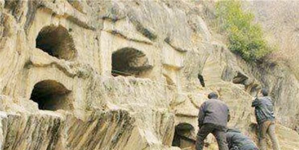 残忍|“瓦罐坟”到底有多残忍?子女把老人送进坟墓,每送一餐就填一块砖