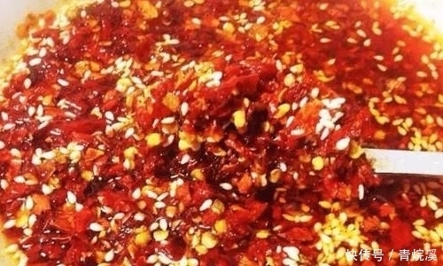  美食|美食诱惑，做油泼辣椒时，万万不能将油一次倒入，这样做，辣椒香辣颜值高！