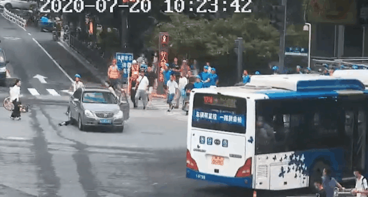  震撼|女子被压车底，这群“蓝精灵”一拥而上，场面超震撼！