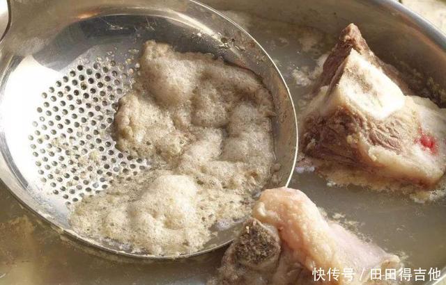 搞错|炖肉产生的浮沫需要撇去吗很多人搞错,难怪汤不鲜肉不香