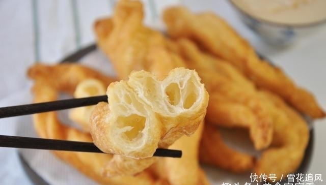 炸油条|炸油条,用泡打粉,用小苏打,都不对!这才是炸油条的正确做法