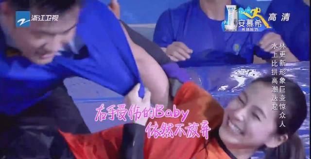  baby|Baby录制跑男手受伤，粉丝找她签名，她4字回应，网友：活该你红