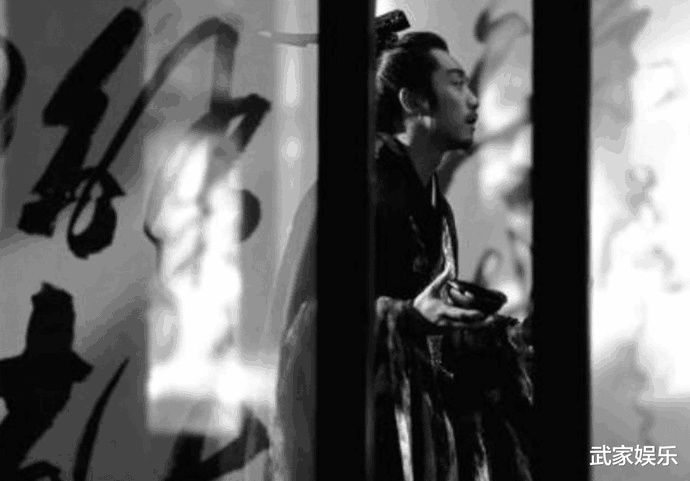  惊恐|《影》中小艾一瞥，能看出她的惊恐，看到了什么景象？